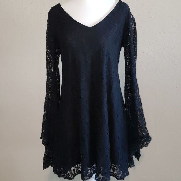catch me Dresses & Skirts - catch me | Black Bell-Sleeve V-Neck Lace Dress - Size S